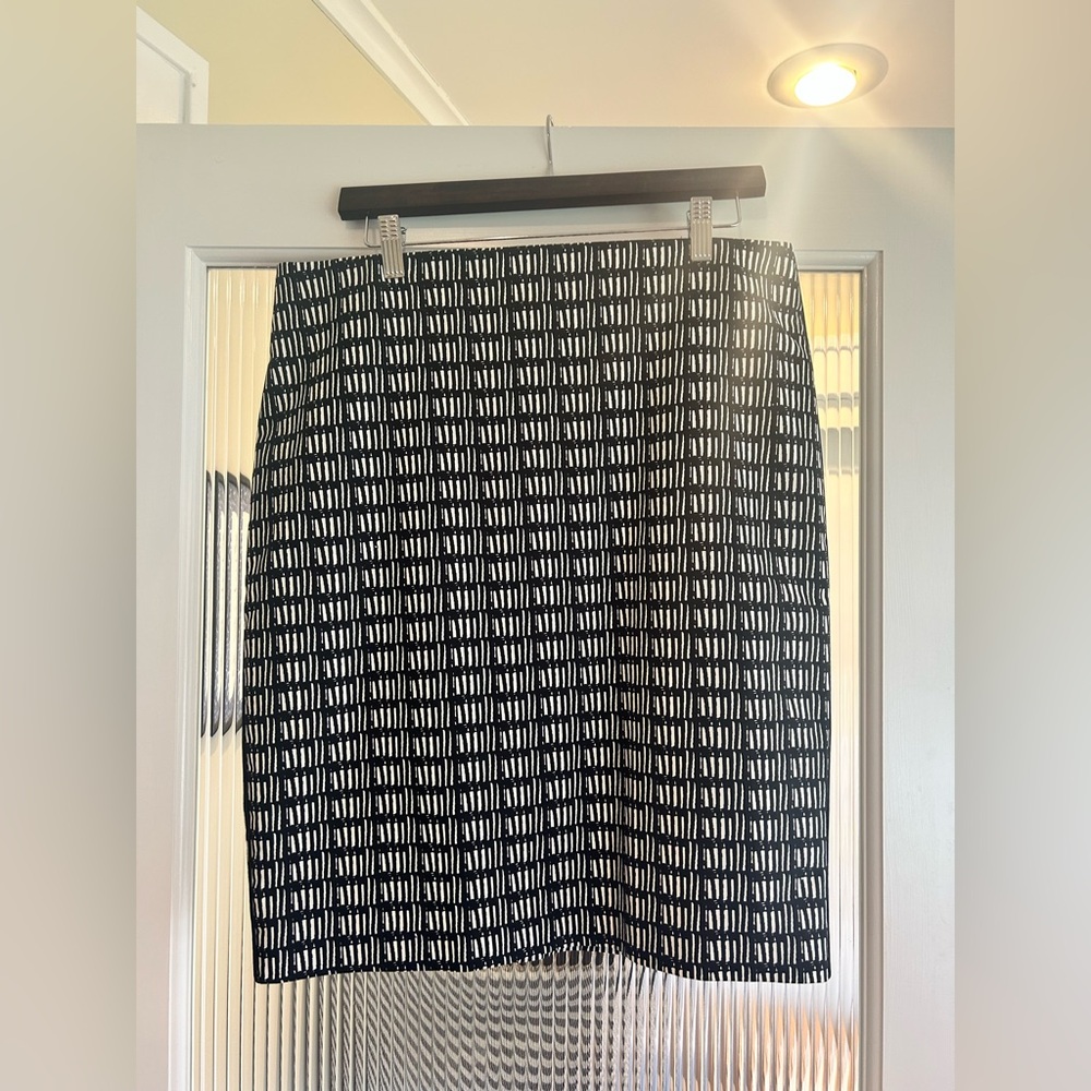 NWOT Chic Black & White Women's Pencil Skirt